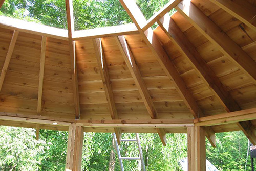 Для укрепления крыши обязательно используются поперечины. Размещать поперечины нужно в средней части каждого из скатов, формирующих крышу, которая в итоге будет иметь форму зонтика.
