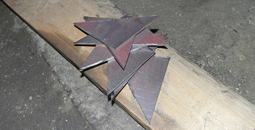 Металлические косынки из листового металла для усиления угловых соединений обеспечивают дополнительную жесткость конструкции