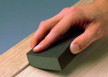 Материал для стен и потолка нужно шлифовать, чтобы избежать заноз или сколов в дальнейшем