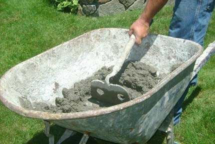Для приготовления цементной смеси понадобится одна часть цемента и три части песка