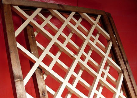 Деревянная решетка, выполненная по технологии заподлицо. Соединение обеспечивается за счет пазов.
